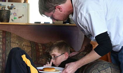 Căn bệnh bí ẩn khiến cậu bé không ăn, uống từ một năm trước