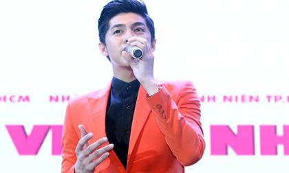 Noo Phước Thịnh 'mướt mồ hôi' trong ngày 'nhận chức' mới