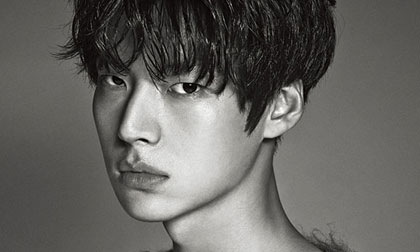 'Em trai Chun Song Yi' đẹp lạnh lùng trên tạp chí