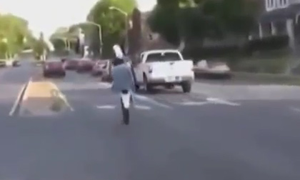 Màn bốc đầu xe quá liều lĩnh trên phố đông