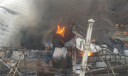 Hà Nội: Cháy lớn ở xưởng gỗ, cột khói bốc cao nghi ngút