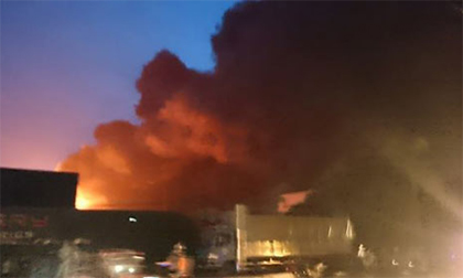 Cháy lớn tại kho chứa mút xốp ở Hưng Yên