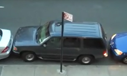 Pha lách ô tô ra khỏi bãi đỗ 'cực khít'