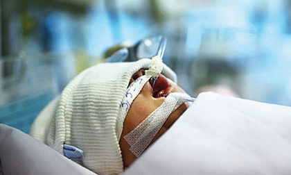 Bé sơ sinh bị văng ra đường đã cai được máy thở