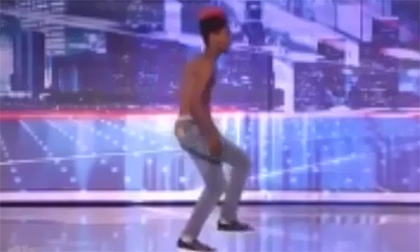 Chàng trai vô gia cư gây kinh ngạc với màn uốn dẻo 