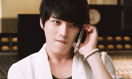 Sao Hàn và thói quen sử dụng điện thoại kỳ quặc