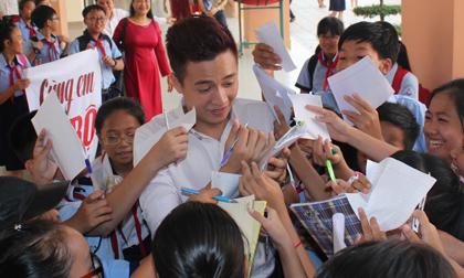 Ngô Kiến Huy 'ngộp thở' giữa vòng vây của fan nhí