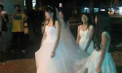 Nữ sinh mặc váy cưới đứng dưới ký túc xá cầu hôn bạn trai