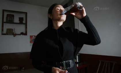 Cả làng uống nước pha phân súc vật để... khỏe mạnh