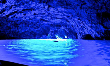 Ghé thăm hang động có dòng nước xanh phát sáng