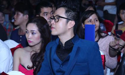 Nhật Tinh Anh tình tứ đưa bạn gái 9x đi nghe nhạc