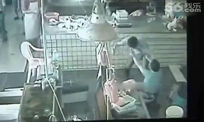 Kinh hãi cảnh con chém cha, chồng chém vợ ngay giữa chợ cá