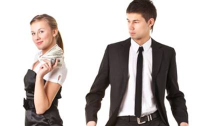 'Trụ cột' gia đình vẫn giật mình khi biết lương vợ...