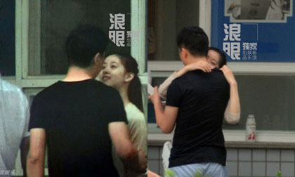 'Hotgirl trà sữa' Trung Quốc tình tứ với người yêu đại gia trên phố