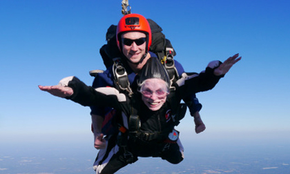 'Bái phục' cụ bà nhảy dù mừng sinh nhật tuổi 84