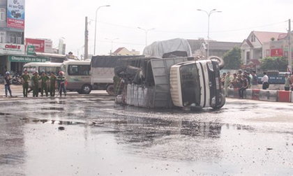 Xe tải lật, hàng ngàn lit axít đổ tràn ra đường bốc khói ngùn ngụt