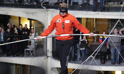 Đứng tim với màn bịt mắt đi trên dây của chàng trai