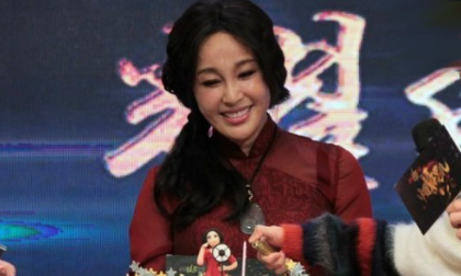 Lưu Hiểu Khánh 'cưa sừng' với tóc lệch 