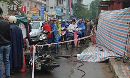 Rơi thép ở đường sắt trên cao HN, người đi đường tử nạn