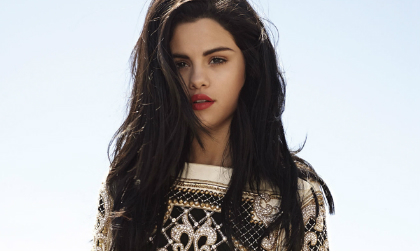 Selena Gomez 'hờn dỗi' với làn môi đỏ thắm 