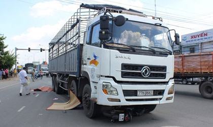 Thi thể 2 cô gái mắc kẹt dưới bánh xe tải