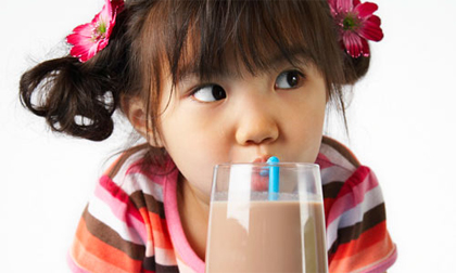 Vì sao nên cho trẻ uống sữa trước khi đi ngủ?