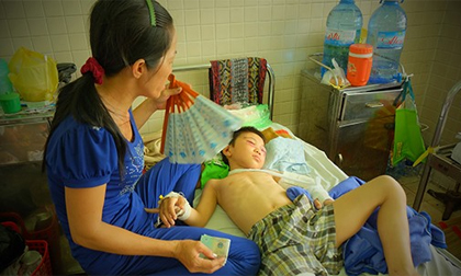 Mẹ cháu bé bị cha dượng bạo hành: Chấp nhận 'chồng hờ' vì món nợ 8 triệu đồng
