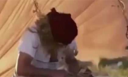 Khi Robinson viết chữ 'cầu cứu' lên cát