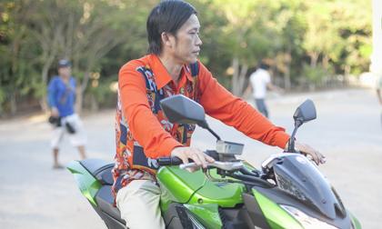 Hoài Linh ăn mặc sặc sỡ, lái môtô 'khủng'