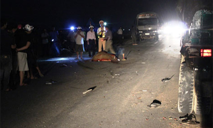 Kẹp 3 đâm vào đuôi xe tải, 2 người chết tại chỗ