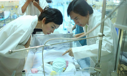 Xuân Lan nghẹn ngào khi thăm em bé bị văng khỏi bụng mẹ