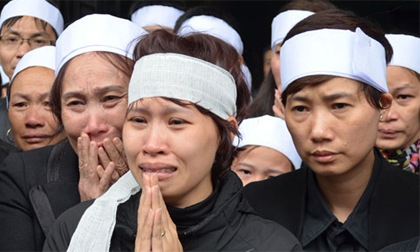 Thép rơi chết người: Gia đình khóc ngất trong lễ viếng