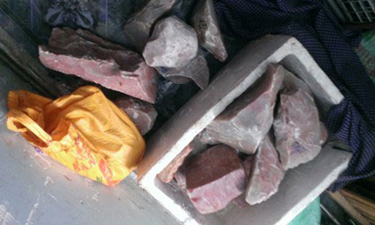 Thương lái Trung Quốc mua đá lạ, dân chuốc nợ