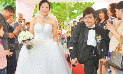 Chàng trai sinh đôi dính liền đã kết hôn với bạn gái