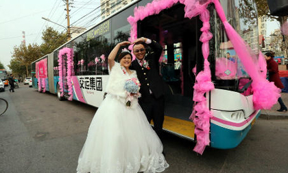 Độc đáo tài xế đón dâu bằng xe buýt 18 mét