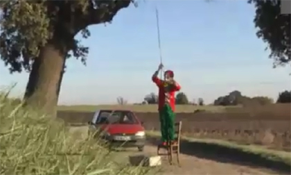 Chết cười với chiêu trò của 'gã hề khốn nạn'