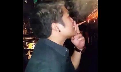 Thanh niên cháy lưỡi vì hút... pháo bông