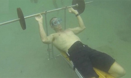 Kỷ lục thế giới: Nâng tạ 50kg 36 lần liên tiếp... dưới đáy biển