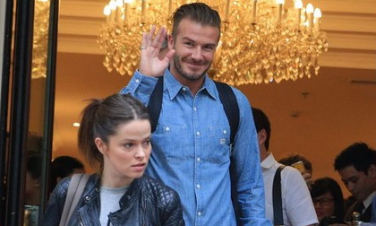 Beckham ăn mặc đơn giản nhưng vẫn cực cuốn hút khi rời Hà Nội vào TP.HCM