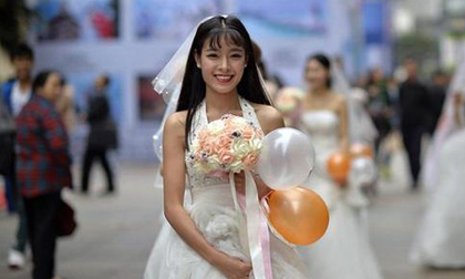 10 cô dâu xuống đường hô vang: ‘Không tuyệt vọng vì tình yêu’