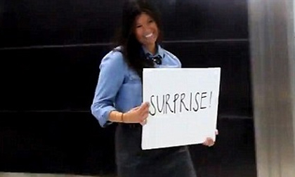 Cô gái gây bất ngờ cho bạn trai bằng cách tỏ tình ở sân bay