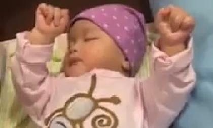 Con gái Duy Uyên 'giơ tay ngủ' cực yêu