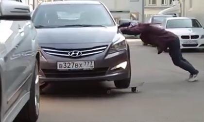 Đỗ xe bằng ván trượt cực bá đạo