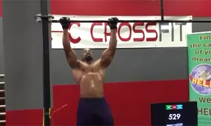 Người đàn ông lên xà 4231 lần trong vòng 1 ngày