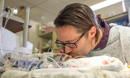 Xúc động người cha đàn hát tiễn biệt con trai sinh non 