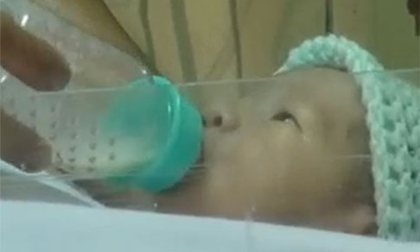 Cha bé văng khỏi bụng mẹ lo lắng cho tương lai hai con