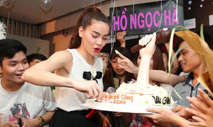 Hà Hồ được tổ chức sinh nhật sớm khi đi họp fan