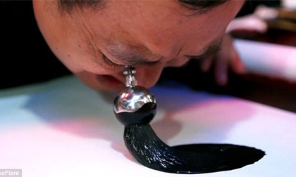 Nghệ nhân Trung Quốc trổ tài viết thư pháp bằng... hốc mắt