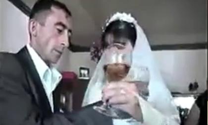 Cô dâu chú rể lóng ngóng uống rượu giao bôi