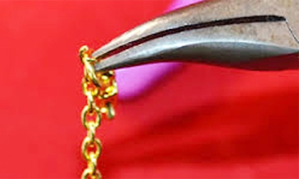 Hàng loạt vụ xịt thuốc gây mê cướp dây chuyền ở miền Tây